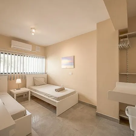 Peach Seaview 3 Bedroom Appartement